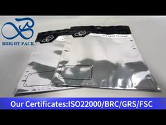 Zilverkleurige, aan drie zijden afgesloten tas met doorzichtig venster