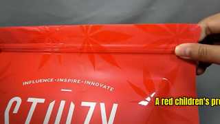 Een rode kinderbeschermtas