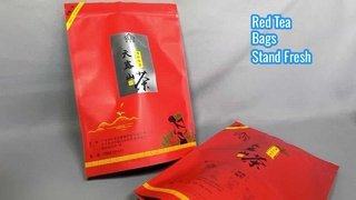 rode, op zichzelf staande ritssluitingszak voor zwarte thee