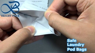 witte kleine kindveilige zakjes voor wasmiddel in capsulevorm