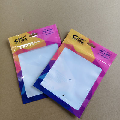 Kosteneffectieve driezijdige afdichtzakken met een goed zichtbaar venster voor verpakking van kleine elektronische accessoires.