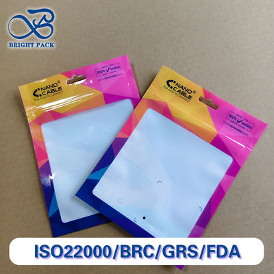 Kosteneffectieve driezijdige afdichtzakken met een goed zichtbaar venster voor verpakking van kleine elektronische accessoires.